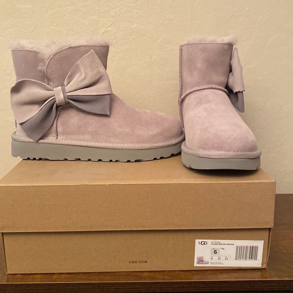 NEW!!! Womens UGG SZ 6 Classic Mini Two Tone Bow